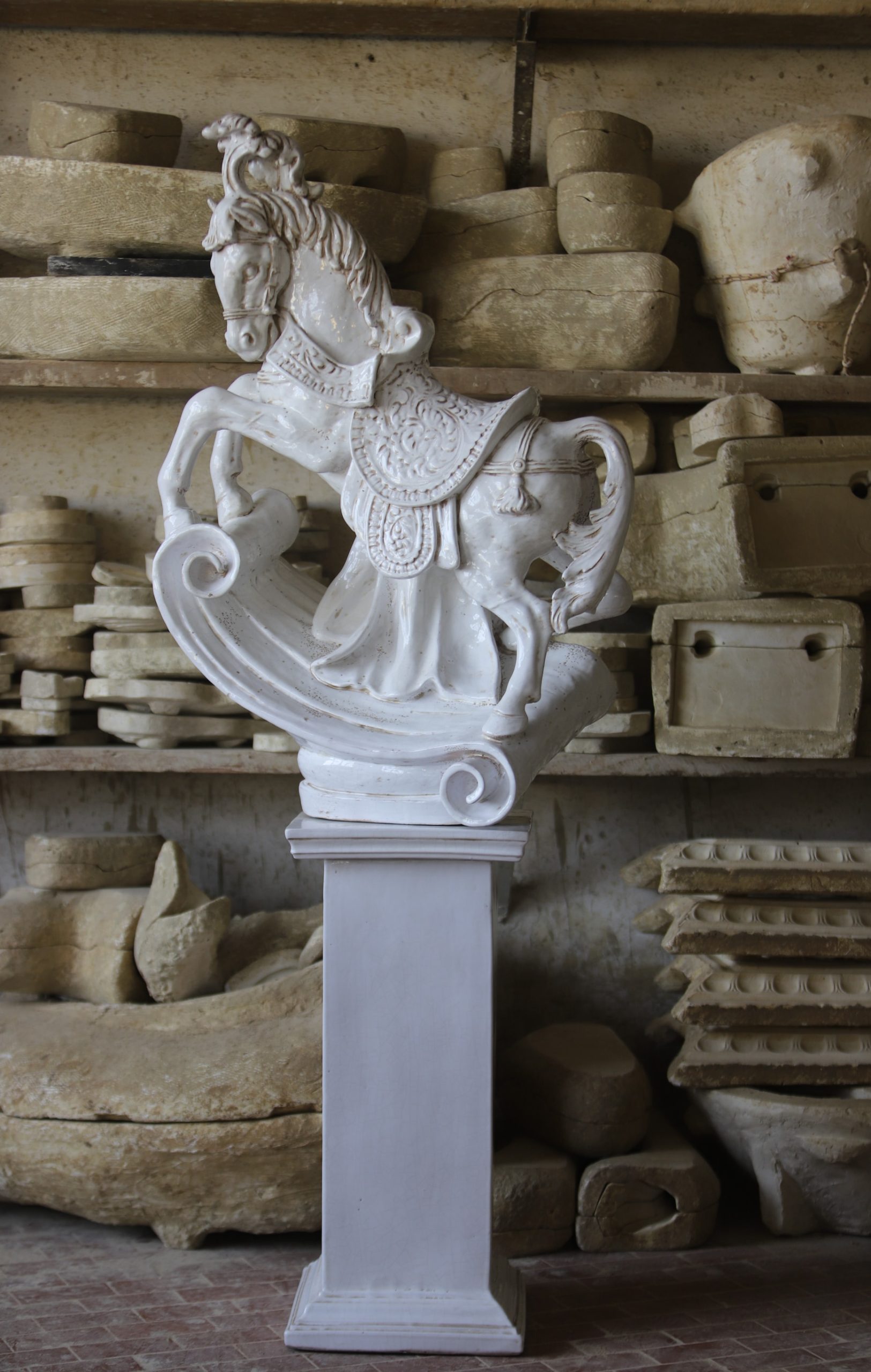 Cavallo da giostra con colonna