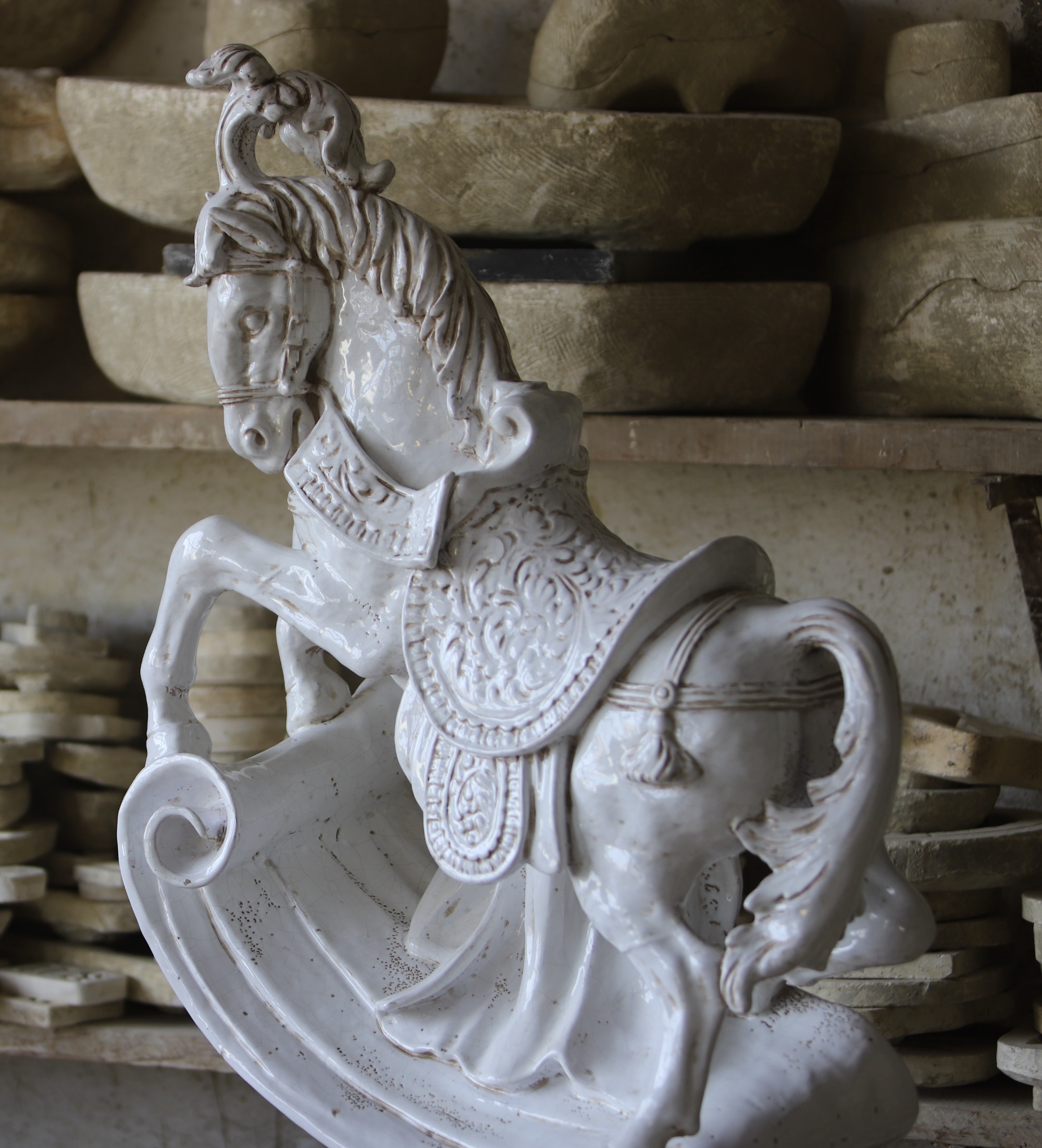 Cavallo da giostra con colonna